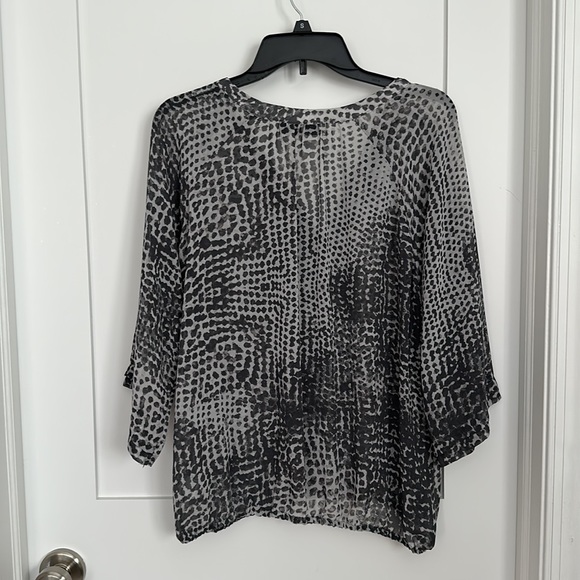 Anna size L sheer with pleats down the front V-neck abstract pattern in gray. - Picture 4 of 7
